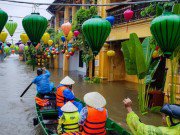 Tin tức - Tin tức 24h nổi bật: Khách du lịch chèo thuyền ngắm phố cổ Hội An trong nước lũ