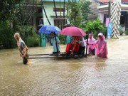 Tin tức - Chú rể kéo xe bò rước dâu trong mưa lũ hậu bão số 12 gây sốt mạng xã hội