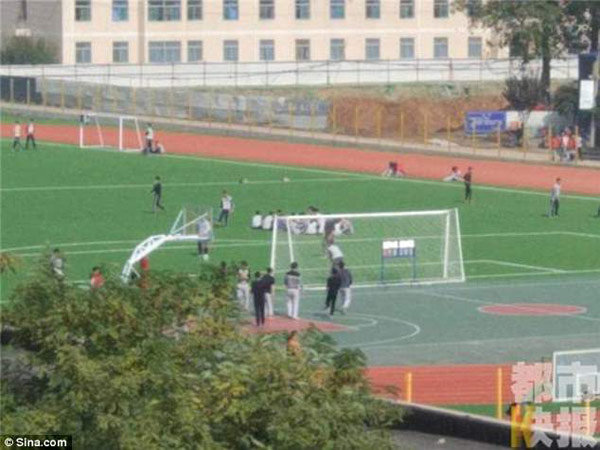 Nữ sinh 16 tuổi bí mật sinh con ở trường, được phát hiện ngất xỉu trên vũng máu - 2