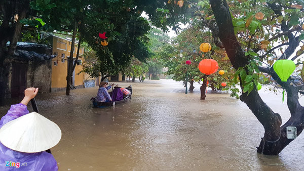 Phố cổ Hội An chìm trong nước lũ, người dân và du khách chèo xuồng để di chuyển - 4