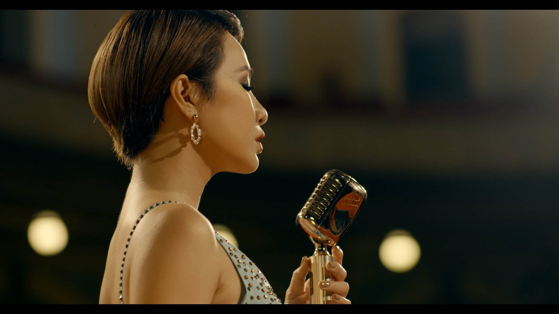 Sau thời gian dài vắng bóng, Uyên Linh trở lại showbiz với bản nhạc không thể hay hơn - 3