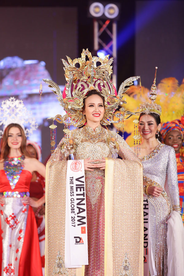 Hành trình amp;#34;lột xácamp;#34; phong cách từ á quân The Face đến Miss Globe 2017 của Khánh Ngân - 9