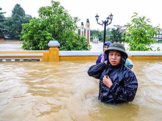 Phố cổ Hội An nước ngập đến nóc nhà, người dân và khách du lịch bắt đầu sơ tán