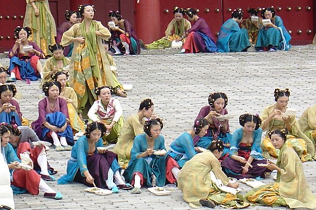 Nghịch lý đời diễn viên quần chúng: Chỉ mong bị đánh đập hoặc... sát hại trên phim - 2