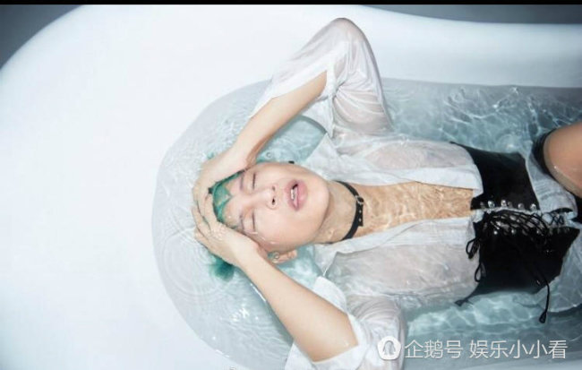 Chán diện đồ da bó, amp;#34;Nhĩ Tháiamp;#34; Trần Chí Bằng lại mặc corset nữ khiến khán giả giật mình - 2