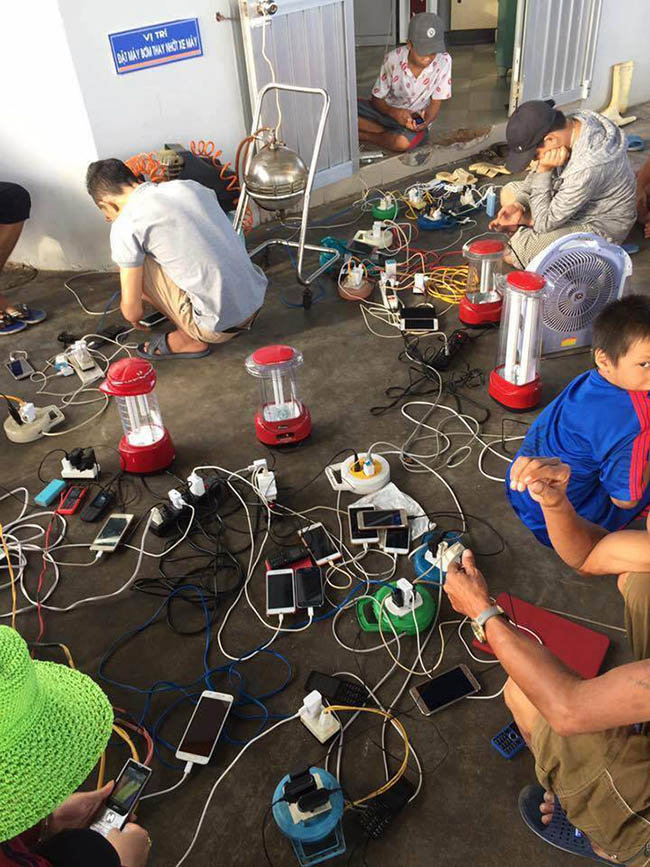 Giữa cảnh tan hoang sau bão số 12, đây là hình ảnh ấm áp, lay động lòng người - 1