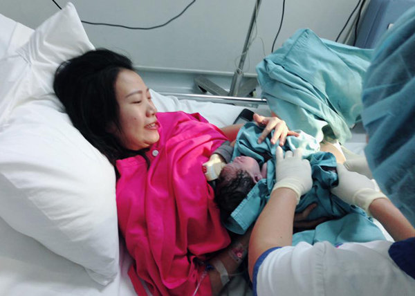 Chăm chỉ ăn vừng đen và dứa cuối thai kỳ, mẹ đẻ thường nhanh siêu tốc chỉ 26 phút - 7