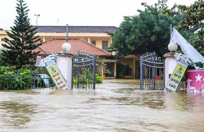 Phố cổ Hội An nước ngập đến nóc nhà, người dân và khách du lịch bắt đầu sơ tán - 10
