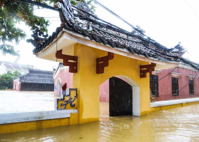 Phố cổ Hội An nước ngập đến nóc nhà, người dân và khách du lịch bắt đầu sơ tán - 2