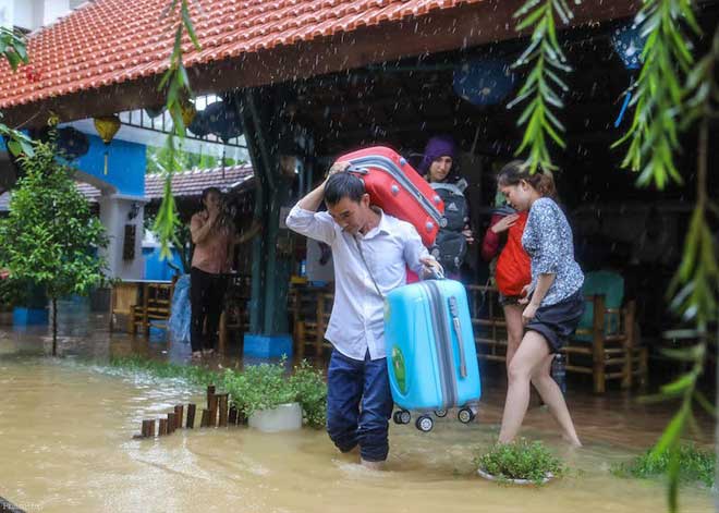 Phố cổ Hội An nước ngập đến nóc nhà, người dân và khách du lịch bắt đầu sơ tán - 3