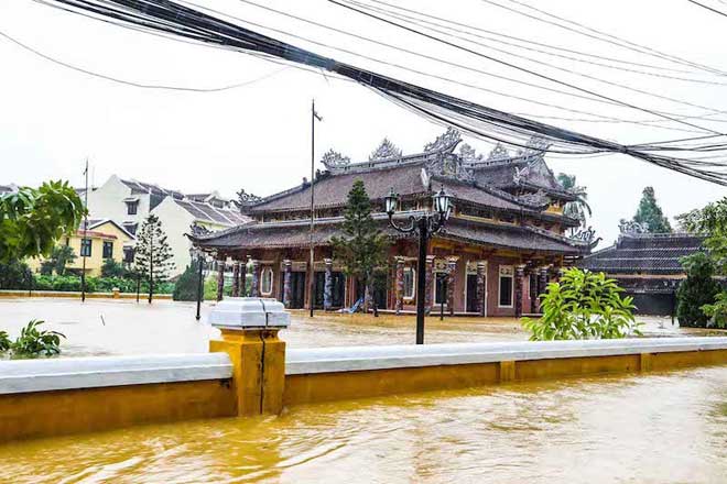 Phố cổ Hội An nước ngập đến nóc nhà, người dân và khách du lịch bắt đầu sơ tán - 4