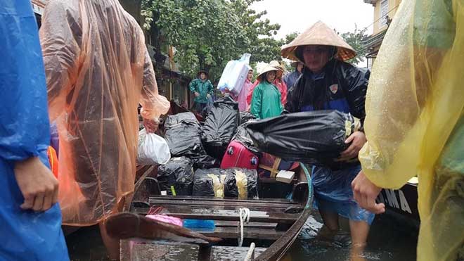 Phố cổ Hội An nước ngập đến nóc nhà, người dân và khách du lịch bắt đầu sơ tán - 5