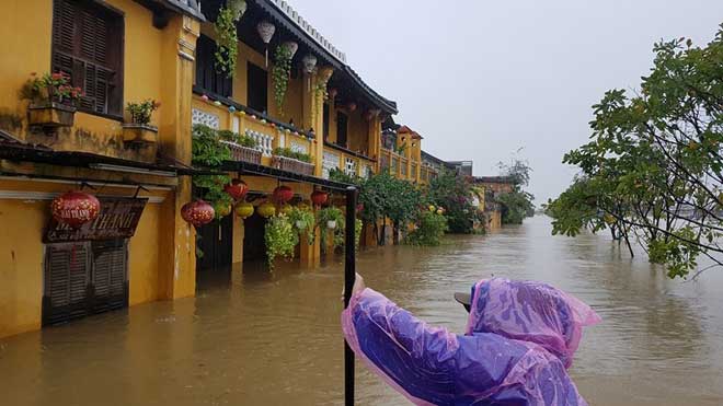 Phố cổ Hội An nước ngập đến nóc nhà, người dân và khách du lịch bắt đầu sơ tán - 7