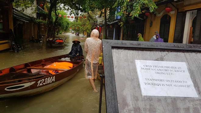 Phố cổ Hội An nước ngập đến nóc nhà, người dân và khách du lịch bắt đầu sơ tán - 8