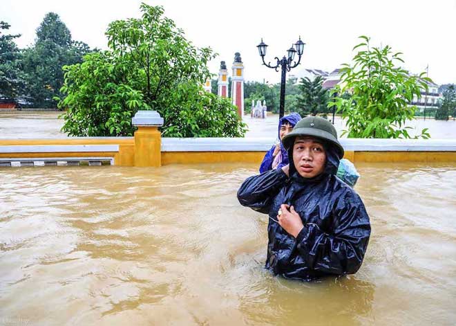 Phố cổ Hội An nước ngập đến nóc nhà, người dân và khách du lịch bắt đầu sơ tán - 9