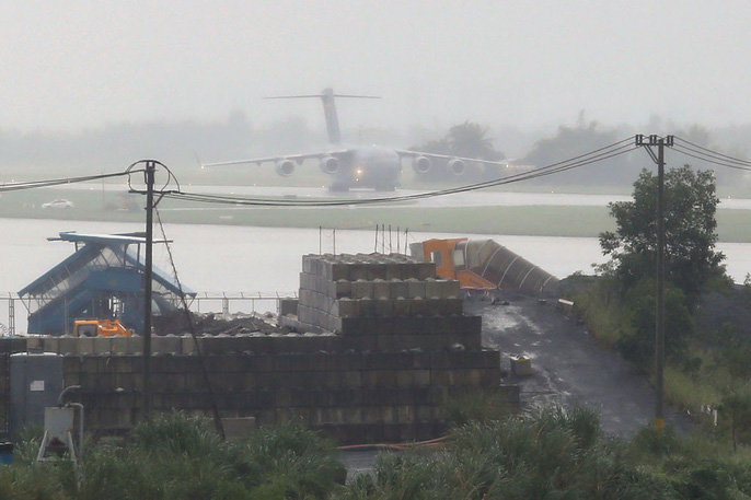 Siêu vận tải C-17 của Tổng thống Donald Trump đáp xuống sân bay Đà Nẵng - 2