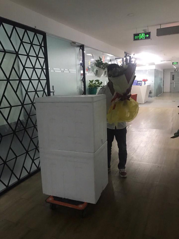 Thanh niên mua 300 cốc trà sữa đi tỏ tình và cái kết chẳng ai mong - 1