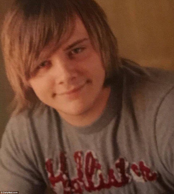 Tiết lộ sốc về thân thế nghi phạm xả súng làm 26 người chết tại nhà thờ Mỹ - 3