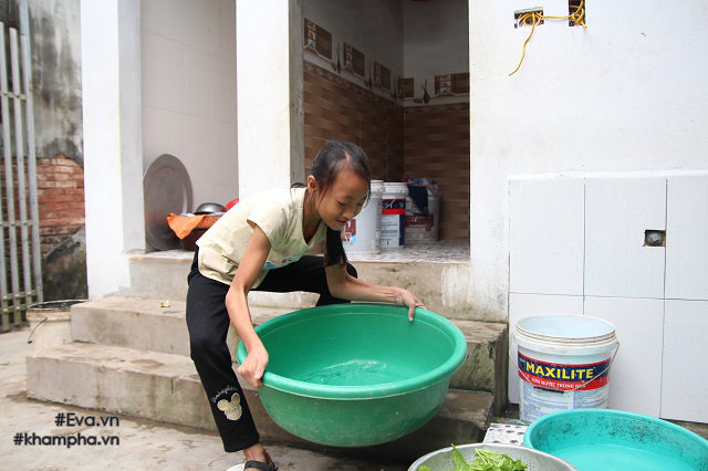 Cảm động cảnh chị 10 tuổi chăm sóc đàn em trong gia đình mẹ 29 tuổi sinh 8 con - 12