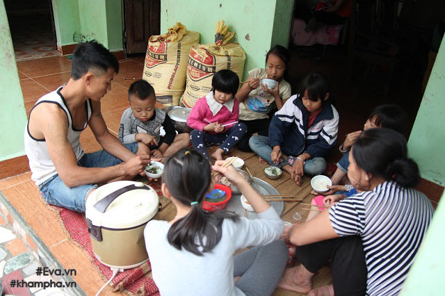 Cảm động cảnh chị 10 tuổi chăm sóc đàn em trong gia đình mẹ 29 tuổi sinh 8 con - 15