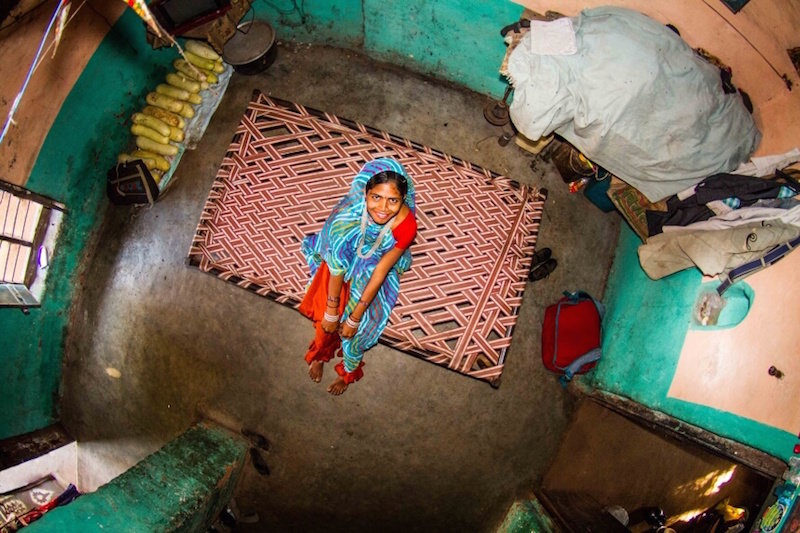 Phòng ngủ đơn giản tích trữ của rau củ của cô Asha tại Bamansemilya, Ấn Độ. 


