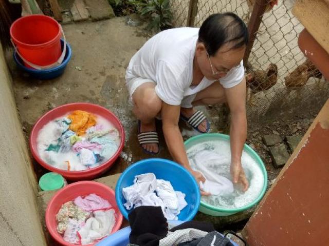 Câu chuyện cảm động sau bức ảnh bố chồng đại tá tranh giặt quần áo, bắt con dâu nằm nghỉ