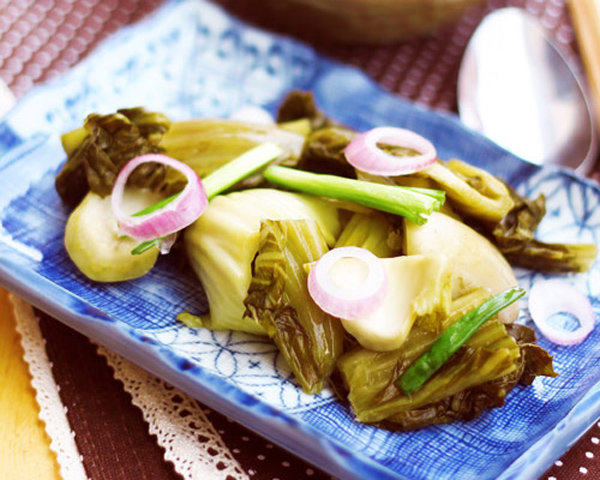 Chỉ cần lưu ý 1 chi tiết này, mẹ muối dưa cải sẽ luôn vàng giòn, không màng, không khú - 2