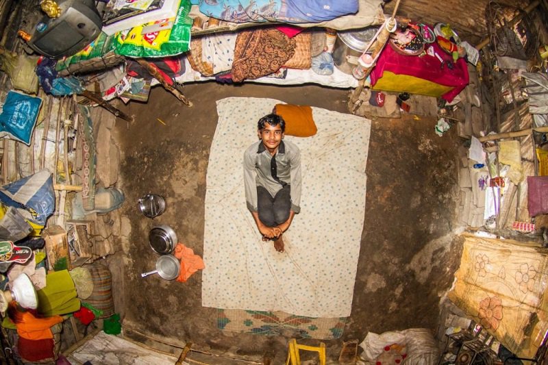 Phòng nhỏ nghèo nàn và không có giường, chiếu của Lalu tại Varanasi, Ấn Độ. 


