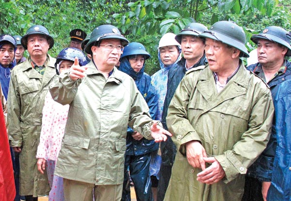 Mưa lũ khủng khiếp ở miền Trung: Tang thương xóm nghèo dưới “tử địa” lở núi - 1