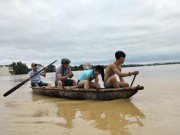 Tin tức - Cận cảnh người dân vùng lũ Quảng Nam chèo thuyền ngay... trong nhà