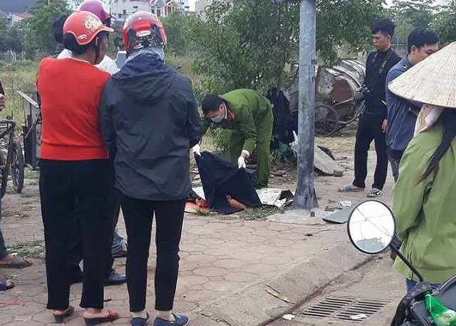 Tá hỏa phát hiện thi thể bé trai sơ sinh còn nguyên dây rốn trong thùng rác - 1