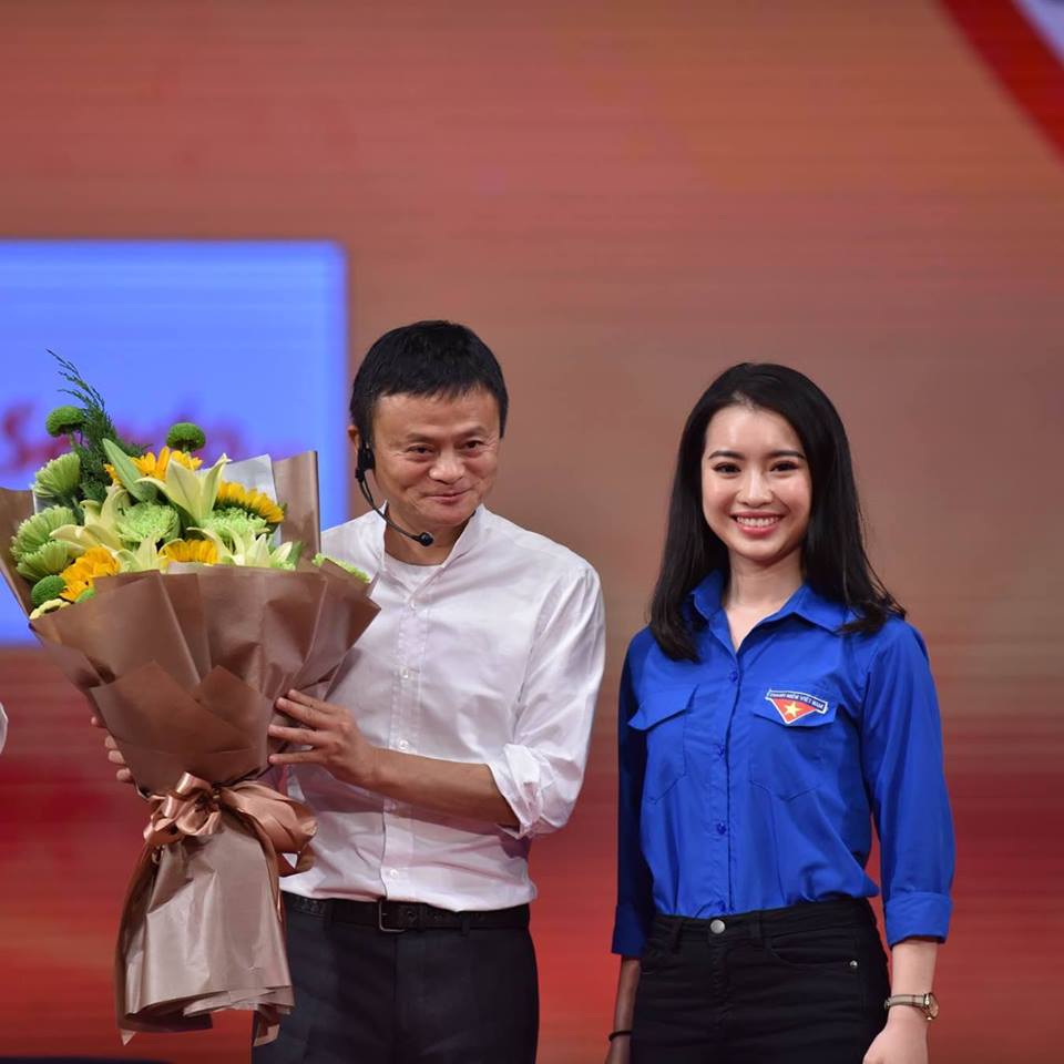 Hoa khôi đối thoại với Jack Ma: amp;#34;Mình KHÔNG phải là tín đồ hàng hiệu như nhiều báo đưa tinamp;#34; - 1