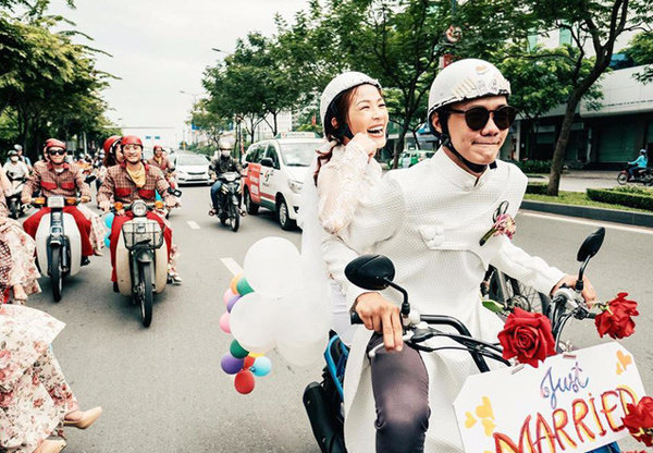 Cô dâu chú rể cùng dàn bê tráp khiến dân mạng phát cuồng với màn “quẩy” 60 năm cuộc đời - 6
