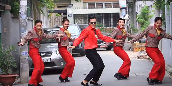 Cô dâu chú rể cùng dàn bê tráp khiến dân mạng phát cuồng với màn “quẩy” 60 năm cuộc đời - 1