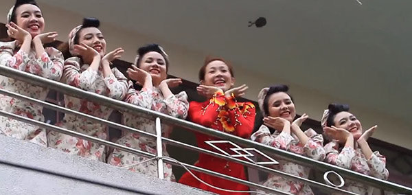 Cô dâu chú rể cùng dàn bê tráp khiến dân mạng phát cuồng với màn “quẩy” 60 năm cuộc đời - 2