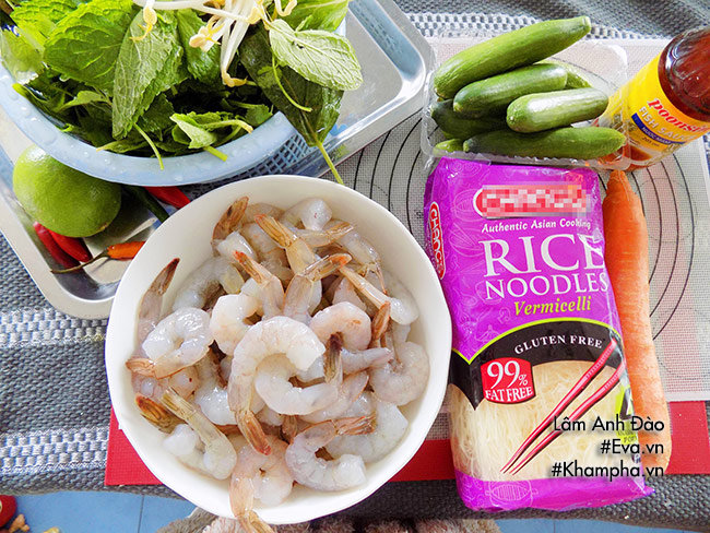 Tôm nướng sa tế cuộn rau thơm ngon ăn hoài chẳng ngán - 1