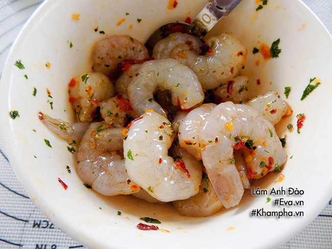 Tôm nướng sa tế cuộn rau thơm ngon ăn hoài chẳng ngán - 5
