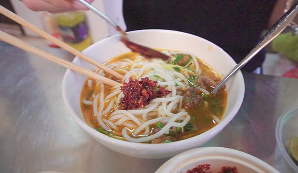 Hàng bún bò trong hẻm ngon đến nỗi ngày bé, Hari Won một mình ăn hết 3 tô - 9