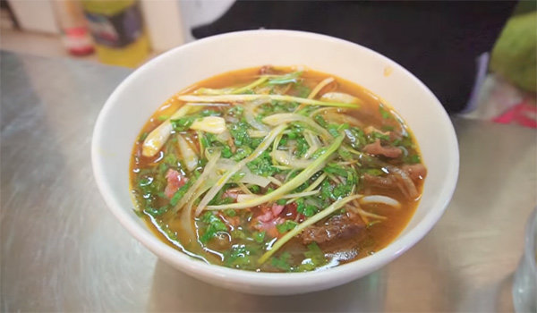 Hàng bún bò trong hẻm ngon đến nỗi ngày bé, Hari Won một mình ăn hết 3 tô - 6