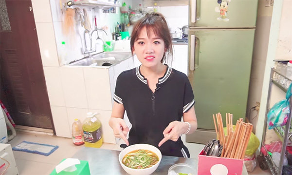 Hàng bún bò trong hẻm ngon đến nỗi ngày bé, Hari Won một mình ăn hết 3 tô - 2