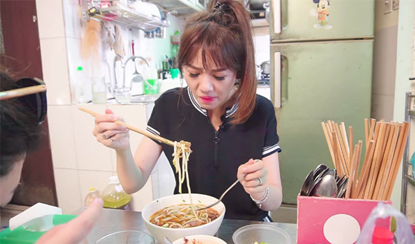 Hàng bún bò trong hẻm ngon đến nỗi ngày bé, Hari Won một mình ăn hết 3 tô - 3