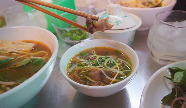 Hàng bún bò trong hẻm ngon đến nỗi ngày bé, Hari Won một mình ăn hết 3 tô - 8