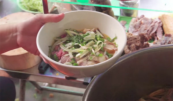 Hàng bún bò trong hẻm ngon đến nỗi ngày bé, Hari Won một mình ăn hết 3 tô - 5