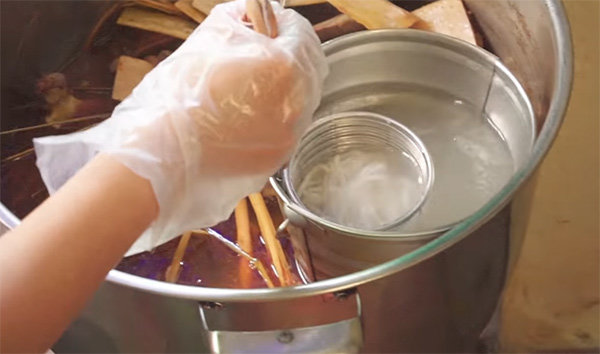 Hàng bún bò trong hẻm ngon đến nỗi ngày bé, Hari Won một mình ăn hết 3 tô - 4