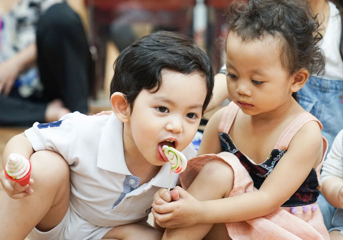 Con trai Khánh Thi - Phan Hiển diễn xuất ngộ nghĩnh với ca khúc amp;#34;Chiếc bụng đóiamp;#34; - 3