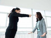 Eva tám - Bí kíp đối phó với đồng nghiệp xấu tính