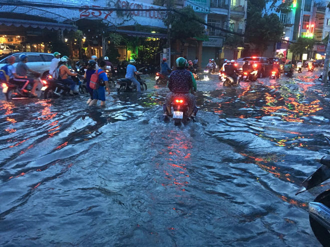 Tin mới thời tiết 8/11: Hà Nội mưa lạnh, miền Trung tiếp tục mưa lớn - 1