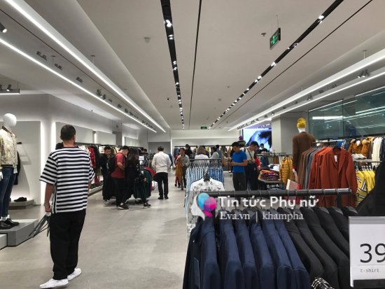Mưa gió ngày khai trương, Zara đón lượng khách không đông như mong đợi - 6