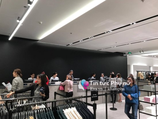 Mưa gió ngày khai trương, Zara đón lượng khách không đông như mong đợi - 5