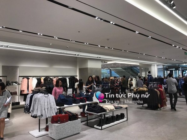 Mưa gió ngày khai trương, Zara đón lượng khách không đông như mong đợi - 3